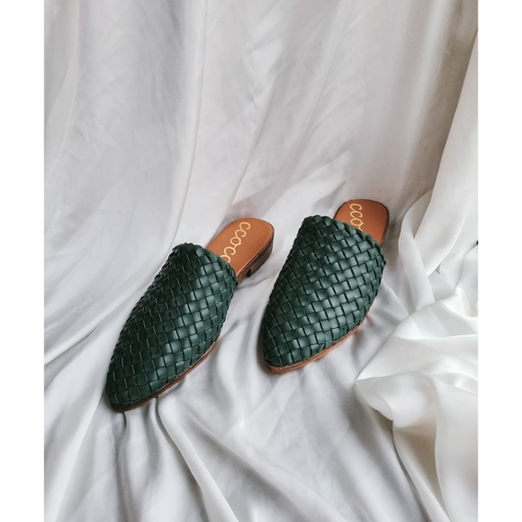 Shoes - 🆕️The Grace// Hunter green Woven Flat